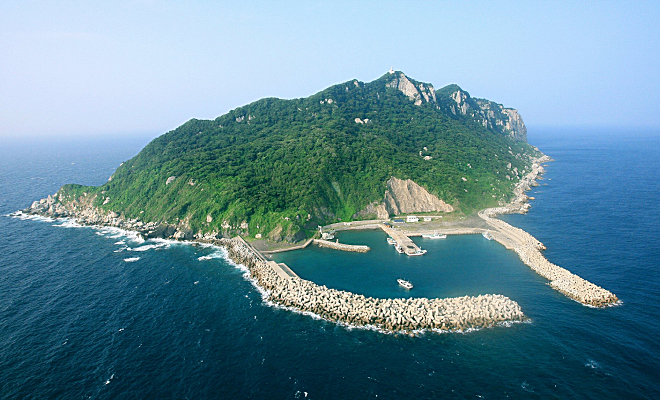 Туристки приехали на японский остров, но их развернули назад. Оказалось, что остров только для мужчин п,Культура [1134516]
