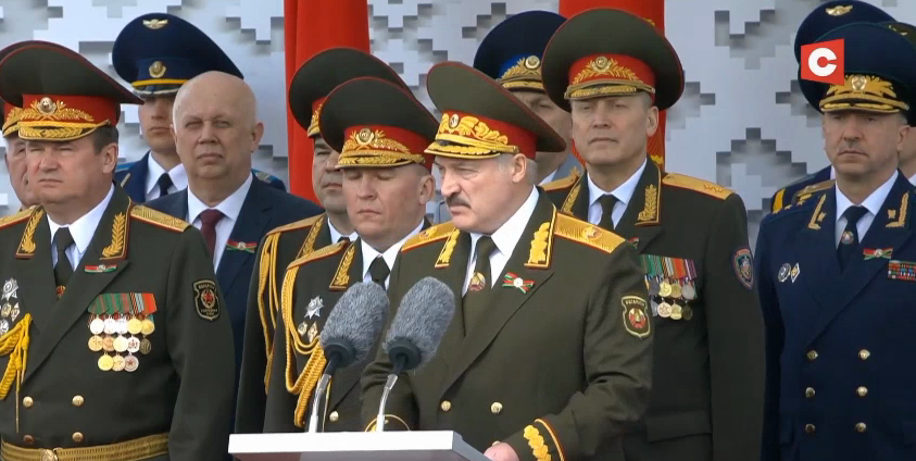 А. Лукашенко выступает на параде Победы в Минске 9 мая 2020 года
