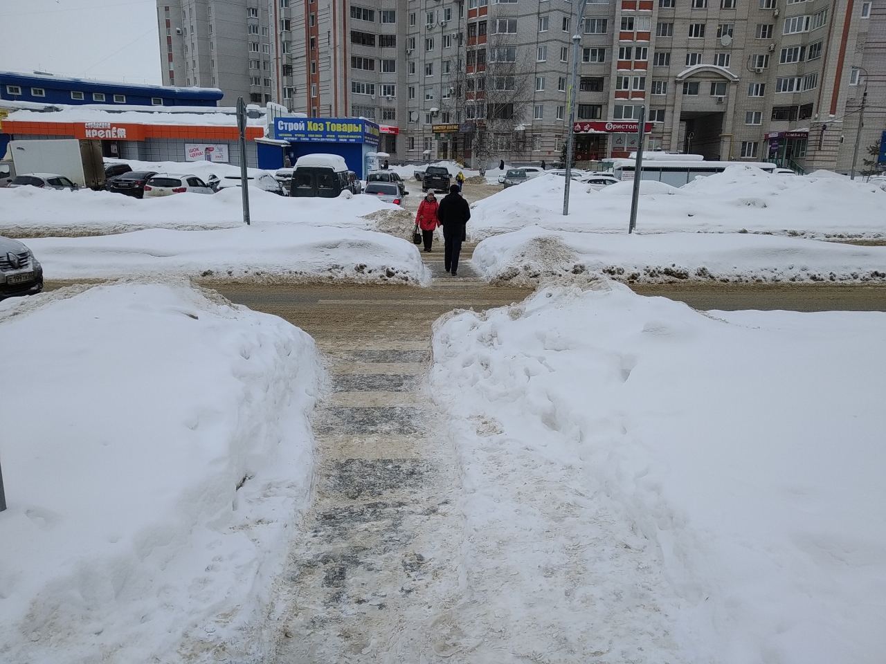 Снег живет предложение. Снегопад во Владимире сегодня. Снег во Владимире сегодня. Горы невывезенного снега в городе Перми. Сугроб вблизи с ямкой.