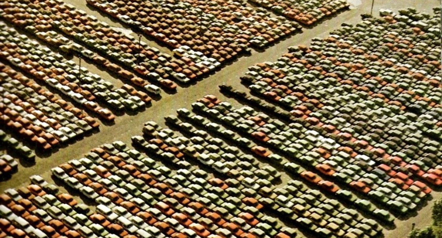 1983 год: Экспортные автомобили СССР в порту