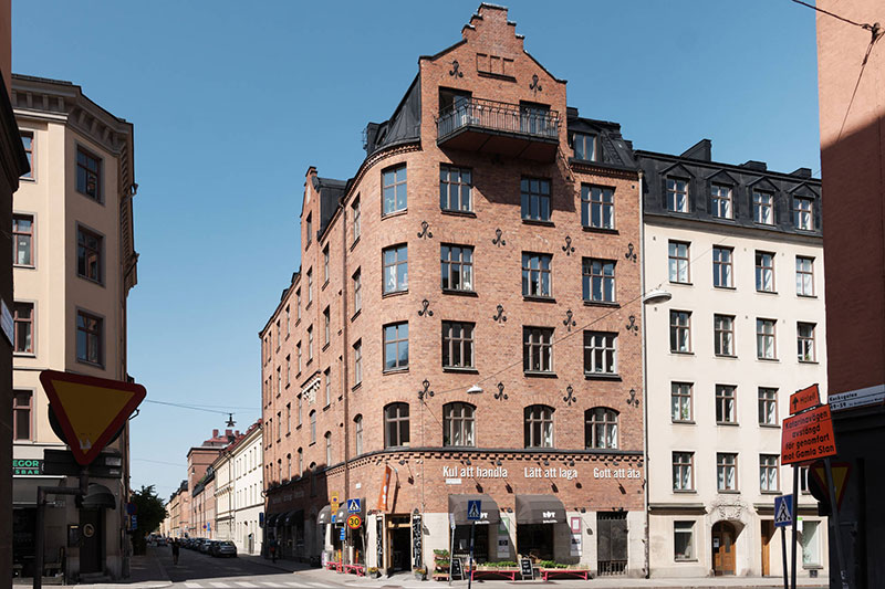 Скандинавия, которая удивляет: необычная однокомнатная квартира в Стокгольме Скандинавия, которая удивляет: необычная однокомнатная квартира в Стокгольме арт-деко,дизайн,интерьер,квартира,малометражка,Скандинавский стиль,стеклянная перегородка,темные тона