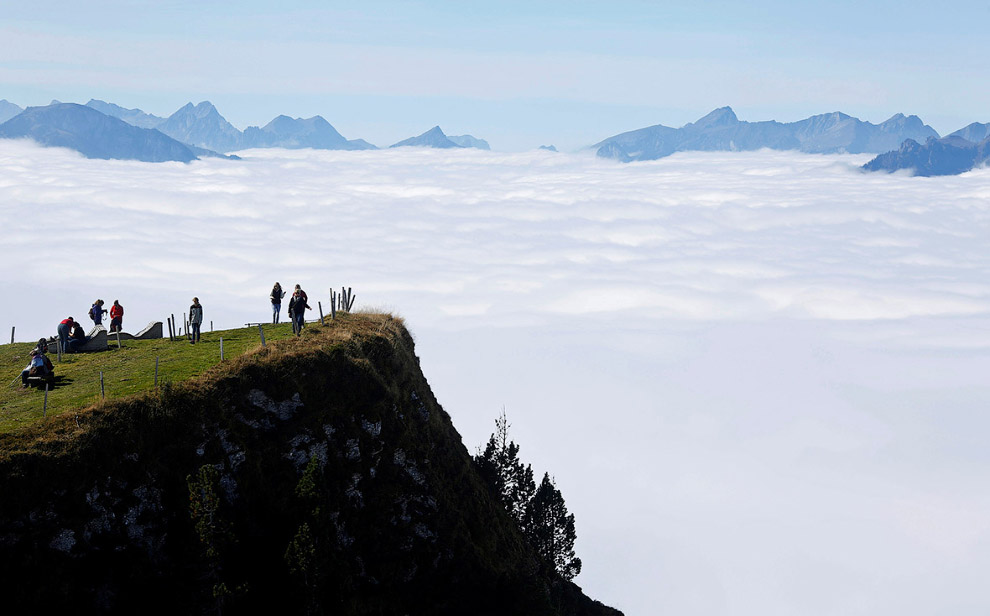 Туристы ходят нагоре Niederhorn возле Интерлакене, Швейцария