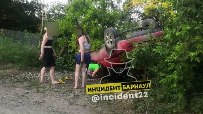 Соцсети: пьяные девушки перевернулись на автомобиле под Барнаулом