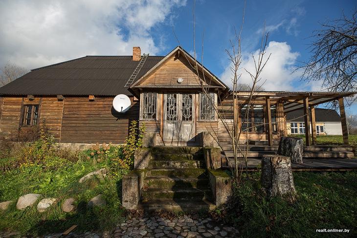 «Вложил сюда все свои сбережения». Как один человек возрождает деревню на Голубых озерах 