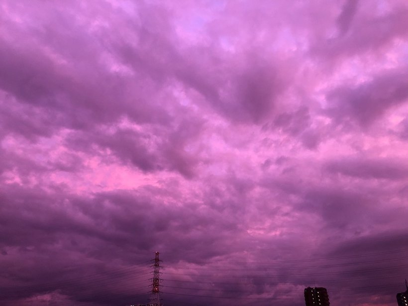 За несколько часов до тайфуна «Хагибис» небо в Японии стало ярко-фиолетовым 