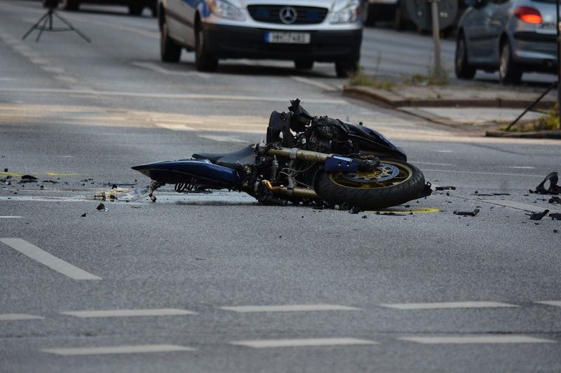 Мужчина и женщина погибли в массовой аварии с мотоциклом в Подмосковье