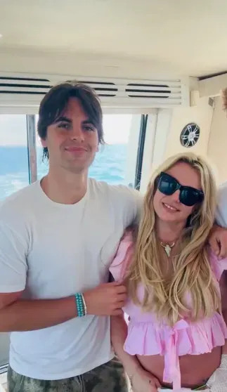 Бритни Спирс провела время с сыновьями на яхте, где вновь устроила свои 