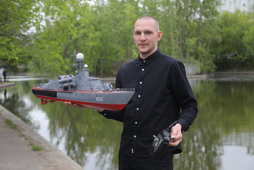 Андрей Кравчук с одной из моделей судов / Фото: Артур Новосильцев