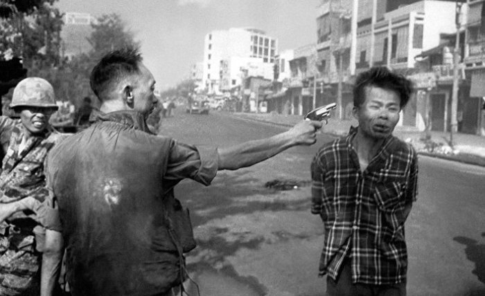 Вьетнамский офицер стреляет в венопленного.