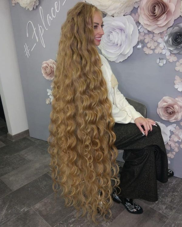 Украинка отрастила волосы длиной в 1.8 метра и рассказала, как живётся Рапунцель в современном мире