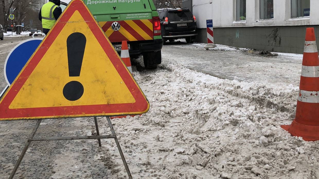 Chevrolet Niva пробила дорожное ограждение после столкновения с Honda в Поронайске