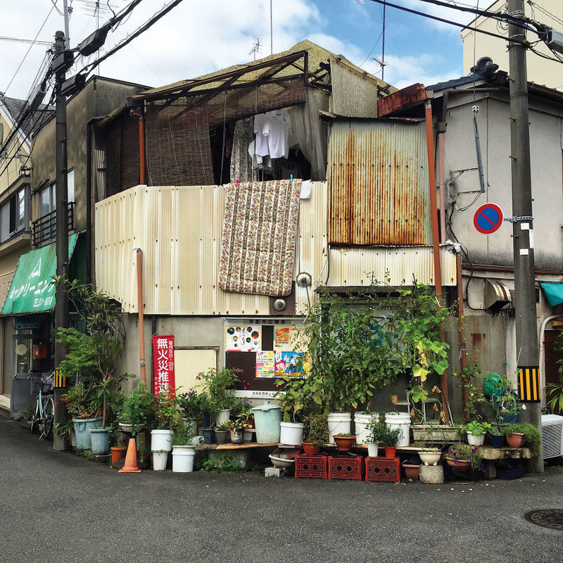 Садик на углу архитектура, дома, здания, киото, маленькие здания, местный колорит, фото, япония