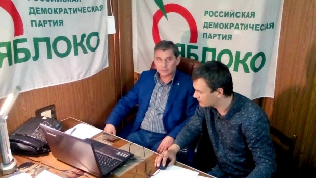Депутаты владимирского «Яблока» на развес