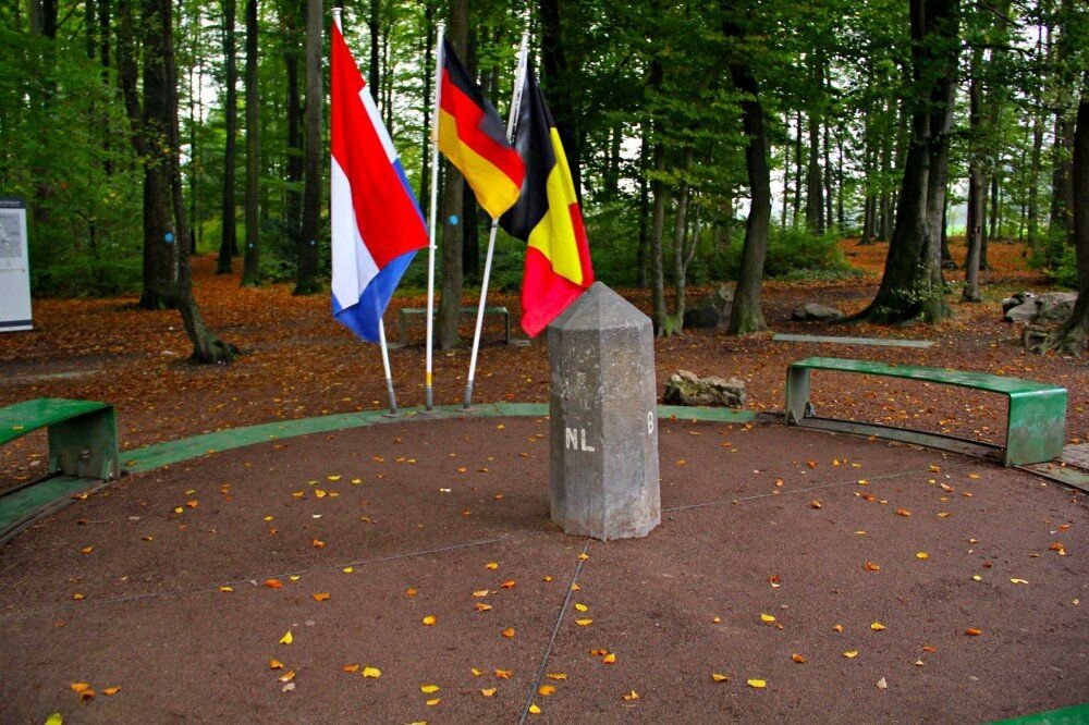 Сейчас здесь граница Бельгии, Нидерландов и Германии, а раньше было государство Мореснет/ © defactoborders.org