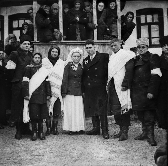 Архив сельского фотографа  СССР : в заброшенном доме нашли тысячи снимков 1950-70-х годов Галушка, будни, чемодан, Рошиетичь, фотографалюбителя, Кушнир, чердаке, советского, племянник, обладателем, объезжал, фотоаппарата, «Любитель», вернувшийся, велосипеде, соседние, армии, колхозе, научил, Фотографировать