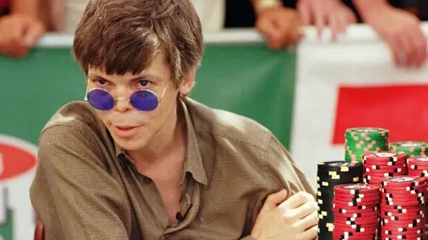 В семидесятые годы в роскошном казино «Ривьера» , расположенном в Лас-Вегасе, шел финальный матч по карточной игре «Джин Рамми» , одним из двух оставшихся игроков был известный профессионал  по имени-2