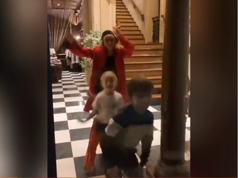Примадонна сменила шляпу на бейсболку: Пугачева с детьми встретила Галкина танцем
