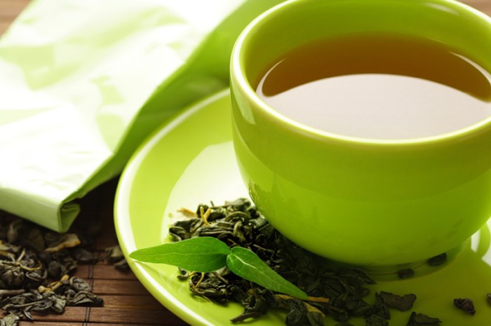 Заварка из крупнолистового зеленого чая - отличное средство защиты от ультрафиолетового излучения.