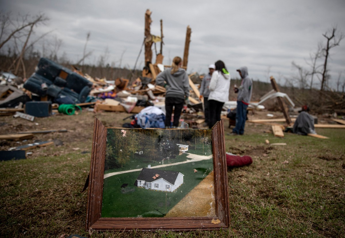 Последствия смертоносного торнадо в штате Алабама катастрофы