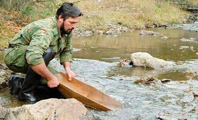 Мужчина 5 лет жил в тайге и намывал золото. Собрал на 100 миллионов, но на трассе сибиряка остановили для проверки