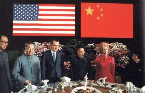 Американцы начали подбивать клинья к Китаю еще в 1972 году, когда в Пекин приехал президент США Никсон с супругой