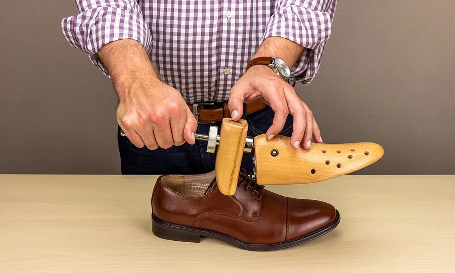Как растянуть обувь в домашних условиях: 9 способов