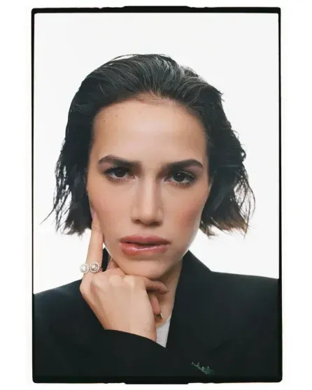 Алина Загитова стала лицом ювелирного бренда, позируя с олимпийскими медалями