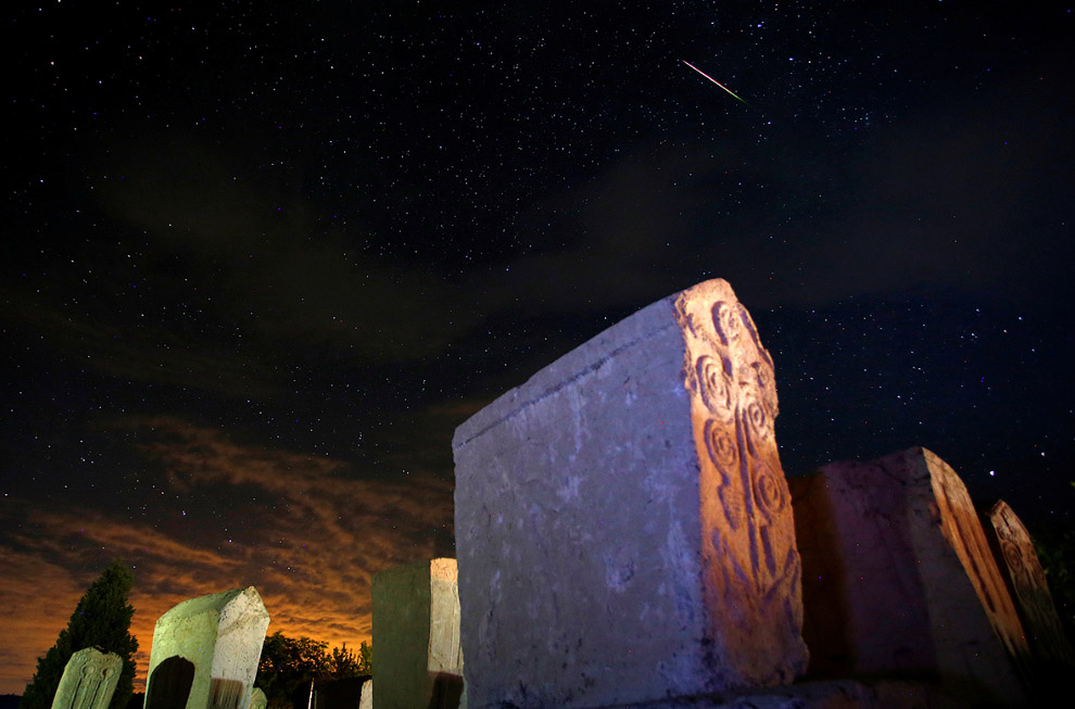 Метеор, звезды и надгробья в Столаце, к югу от Сараево, Босния и Герцеговина