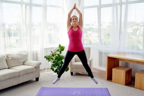 Аэробика для дома для начинающих. Тренировки для начинающих в домашних условиях для похудения: 50 упражнений + план на 5 дней 05
