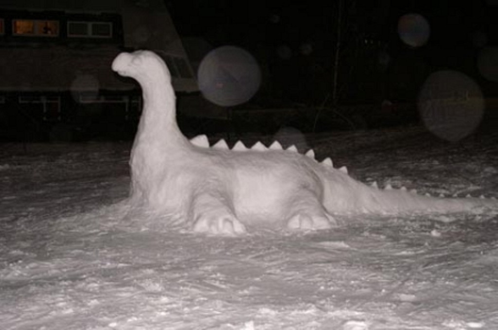 Голова дракона на снегу. Фигуры из снега. Динозавр из снега. Снежная фигура дракон. Снежные фигуры из снега.