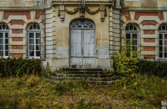 Заброшенный старый замок на севере Франции (10 фото)