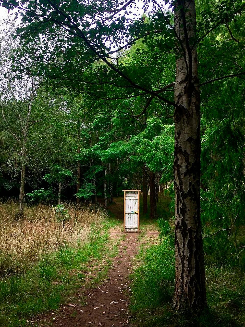 Дверь на фоне неба