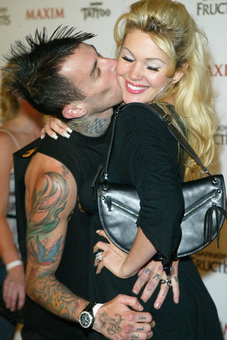 Кортни Кардашьян и Трэвис Баркер поделились новыми фото со свадьбы. Бывшая жена музыканта выставила на аукцион обручальное кольцо Звездные пары