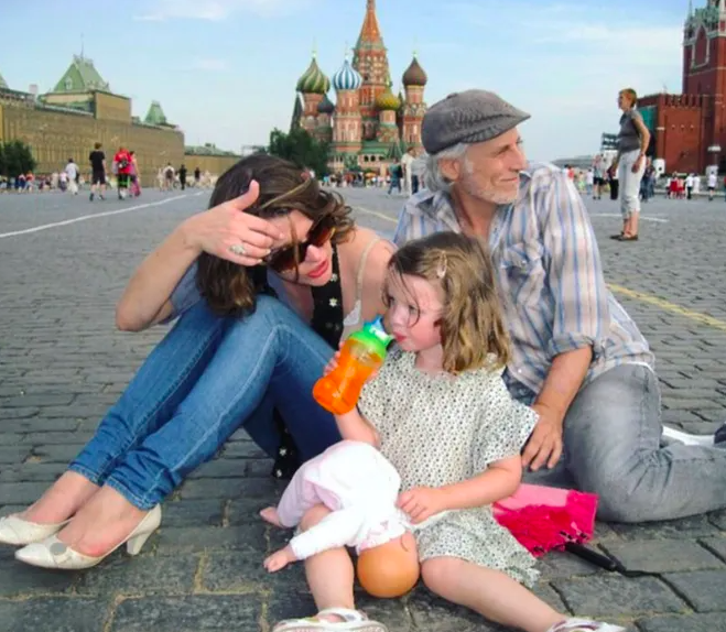 Поклонники в восторге от архивного снимка Милы Йовович с Красной площади