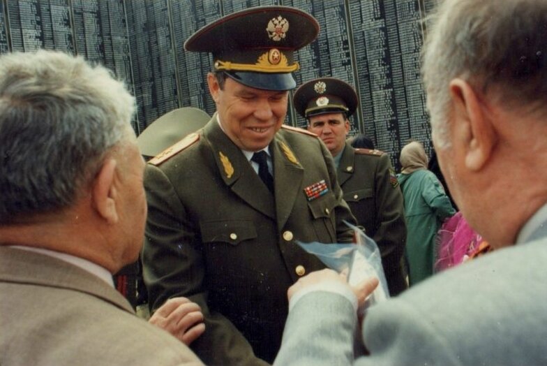Генерал-лейтенант Лев Рохлин запомнился как подлинный герой первой чеченской войны.-5