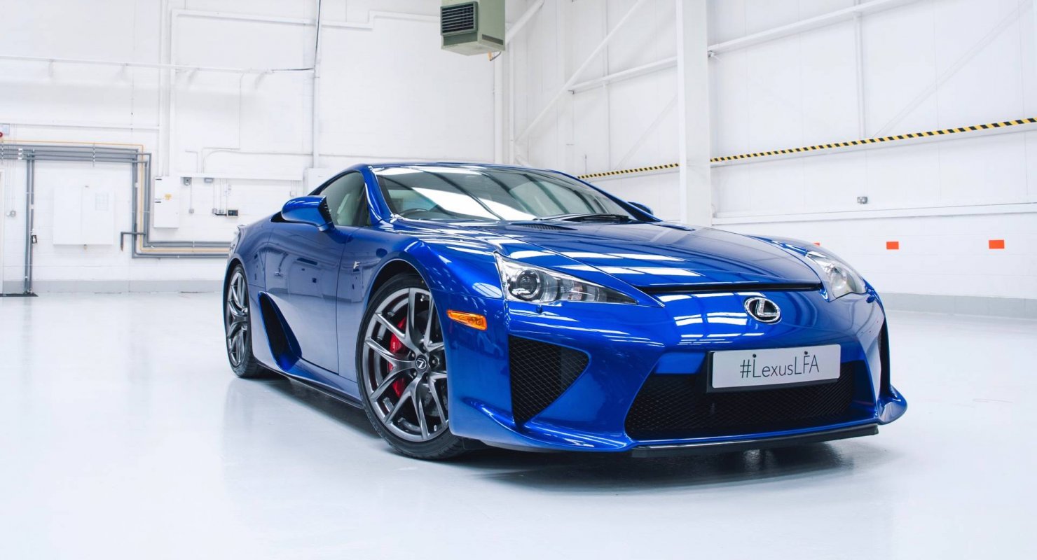 Lexus LFA проверили в тесте на ускорение в честь 10-летнего юбилея
