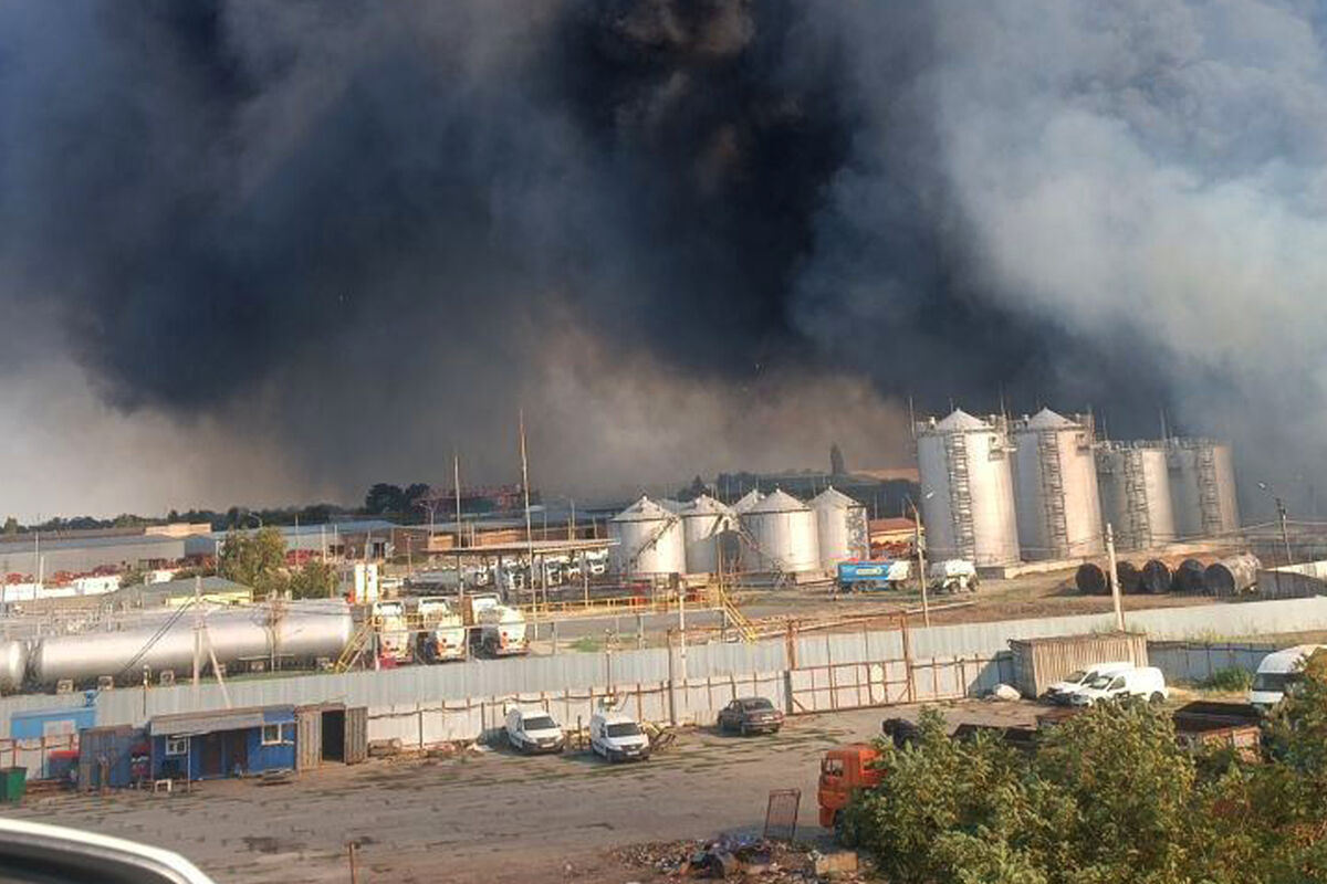 Пожар произошел на территории промышленной зоны в Азове