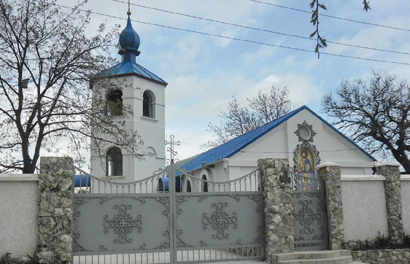 Старый крым кировский. Успенская Церковь старый Крым. Храм Успения Божьей матери в Старом Крыму. Храмы Успения Богородице в Крыму. Источник Церковь Пантелеймонов Старом Крыму.