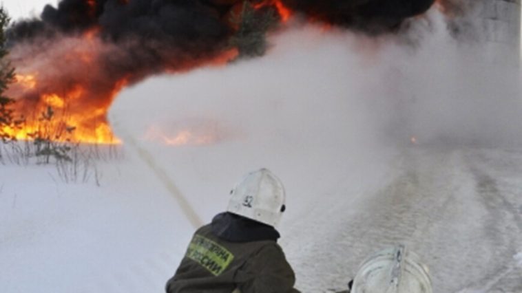 Два человека погибли при пожаре на нефтеперерабатывающем заводе в Ангарске