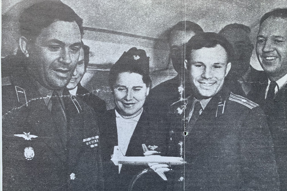 Первая награда гагарина после полета в космос. Бугаев министр гражданской авиации СССР.