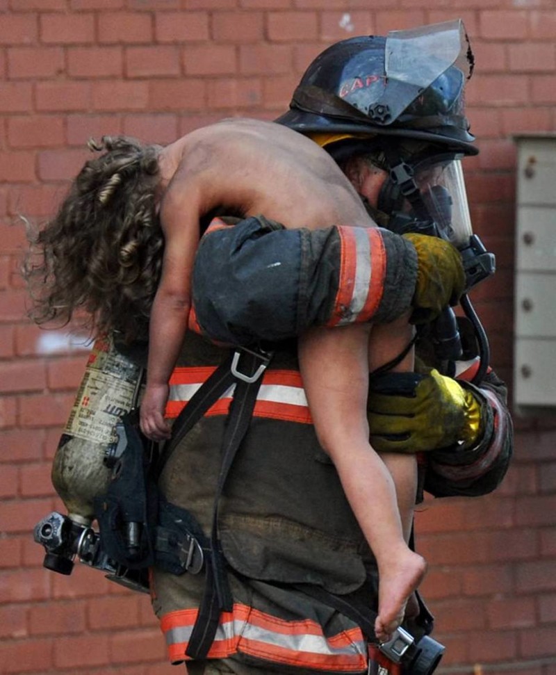 Пожарный выносит 6-летнюю девочку из горящего здания подборка фото, хорошие фото, эмоции