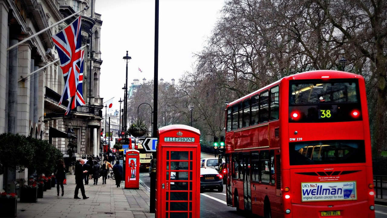 The Guadrian: беженцы из Украины собираются судиться с главой МВД Британии