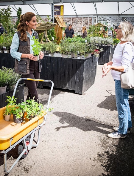 Сад со смыслом: Кейт Миддлтон посадила подсолнух согласно своему трогательному обещанию Звезды,Новости о звездах