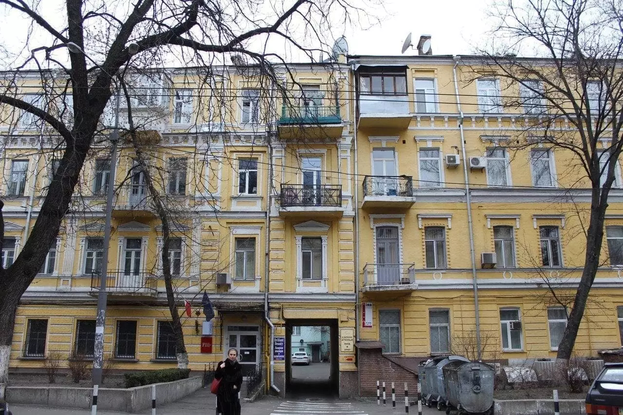 В центре Киева неизвестные облили бензином и подожгли вход в здание Польского института, который...