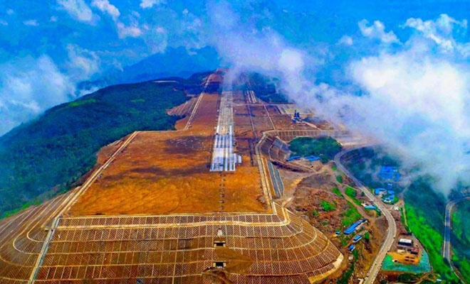 В Китае построили аэропорт на высоте в 1800 метров. Для этого строителям пришлось срезать вершину горы Культура