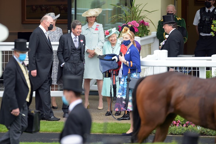 Королева Елизавета II посетила последний день скачек Royal Ascot Монархи,Британские монархи