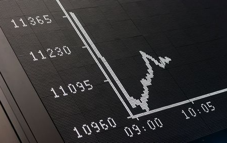 The curve on the DAX board is pictured at the Frankfurt stock exchange, Germany, June 29, 2015. European shares took a hammering in early deals on Monday, with Southern European banks especially badly hit, after Greece closed its banks and imposed capital controls as a result of its debt problems. Germany's DAX and France's CAC both fell by around 4 percent, while the euro zone's blue-chip Euro STOXX 50 index also declined by a similar amount - marking the Euro STOXX's worst one-day percentage loss since late 2011. REUTERS/Ralph Orlowski TPX IMAGES OF THE DAY