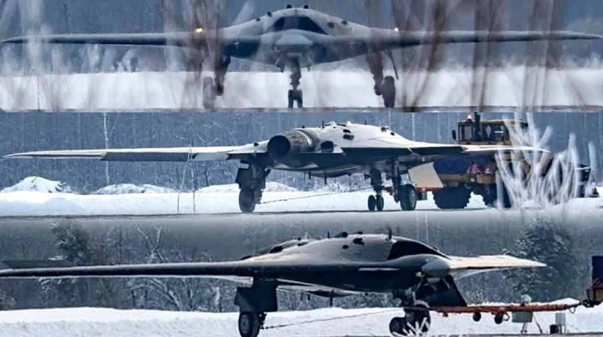 С-70 «Охотник» — российский тяжёлый ударный БПЛА. Максимальная взлётная масса - 25 тонн. Дальность полёта - до 6000 км.  