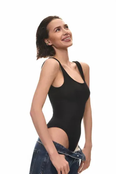 Алина Загитова стала лицом ювелирного бренда, позируя с олимпийскими медалями