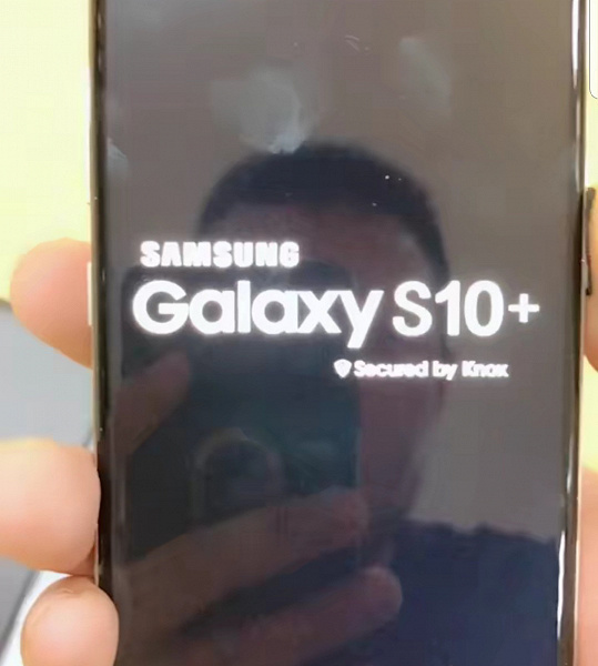  Флагманский смартфон Samsung Galaxy S10+ позирует на живых фото